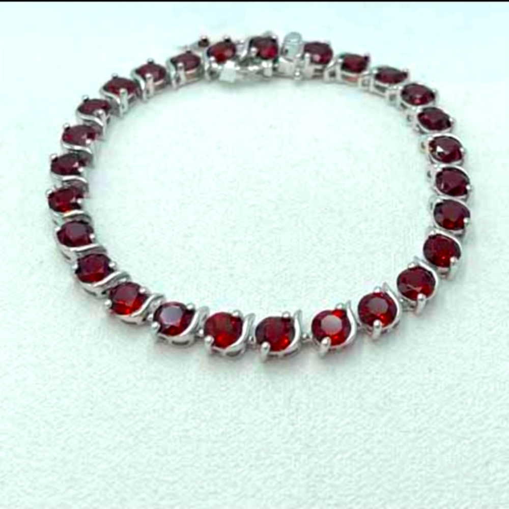 Garnett tennis bracelet. 8.65c . size 7 1/2"- 925